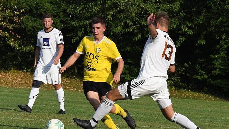 Gegen einen etwas mauen FC Thulba mit David Büchner (Mitte) kassierte der FC Rottershausen mit Julian Göller (links) und Johannes Kanz nur eine knappe Niederlage.  Foto: Hopf