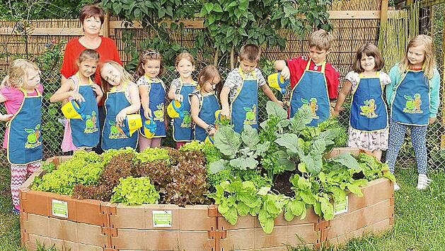 Die Nachwuchsg&auml;rtner des Sancta-Maria-Kindergartens vor ihrem Hochbeet.