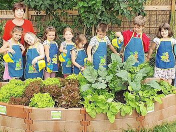 Die Nachwuchsgärtner des Sancta-Maria-Kindergartens vor ihrem Hochbeet.