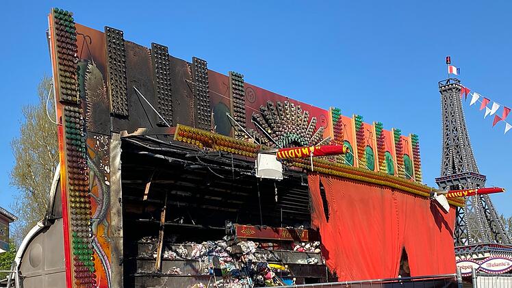 Feuer auf N&uuml;rnberger Volksfest: Brand in Losbude