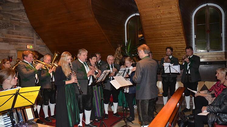 Die Blaskapelle Neufang wusste mit ihren musikalischen Gebeten die Zuhörer bei der Fränkischen Weihnacht auf den Weg zur Krippe zu inspirieren.  Foto: Karl-Heinz Hofmann
