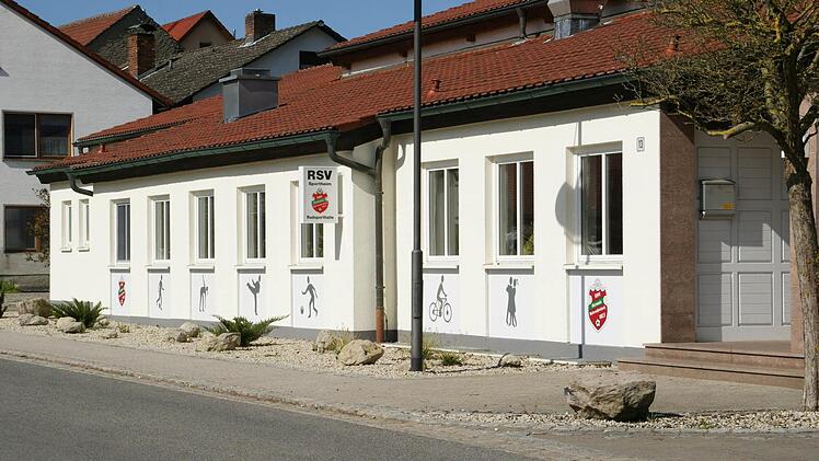 Das Sportheim mit Radsporthalle des RSV Unterschleichach: Hier wurde die Fassade in den Fensternischen nachgedämmt. Foto: Sabine Weinbeer