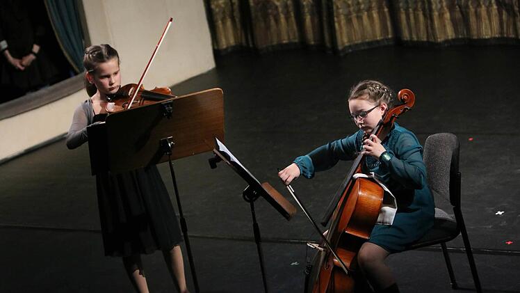 Amelie Angles (Viola) und Sarah Kölsche (Cello) bei der Matinee "Jugend spielt für Jugend" im Landestheater Coburg.Foto: Jochen Berger