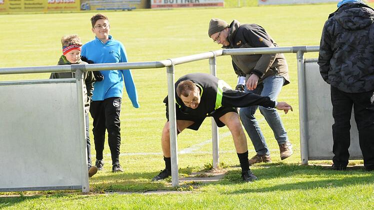 Der Schiedsrichter bei der Partie der TSVgg Hausen gegen den TSV Nüdlingen (0:0) war auf und neben dem Platz gefordert. Foto: ssp
