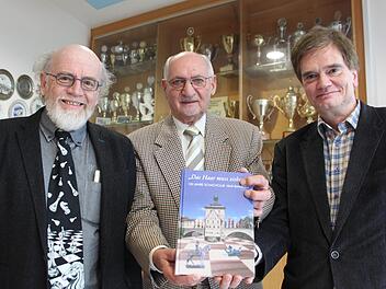 Vorsitzender Professor  Peter Krauseneck, Günter Lossa und Bernhard Schmid (v.l.)  präsentieren die Chronik des Schachclubs Bamberg  zum Jubiläum.  Am 12. Februar feiert der Verein seinen 150. Geburtstag.  Sebastian Martin