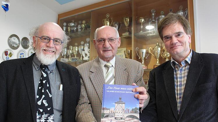Vorsitzender Professor  Peter Krauseneck, Günter Lossa und Bernhard Schmid (v.l.)  präsentieren die Chronik des Schachclubs Bamberg  zum Jubiläum.  Am 12. Februar feiert der Verein seinen 150. Geburtstag.  Sebastian Martin