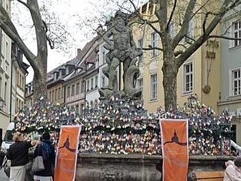 Der Osterbrunnen am Gabelmann wird geschm&uuml;ckt. Foto: p