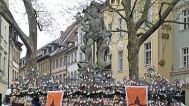 Der Osterbrunnen am Gabelmann wird geschm&uuml;ckt. Foto: p