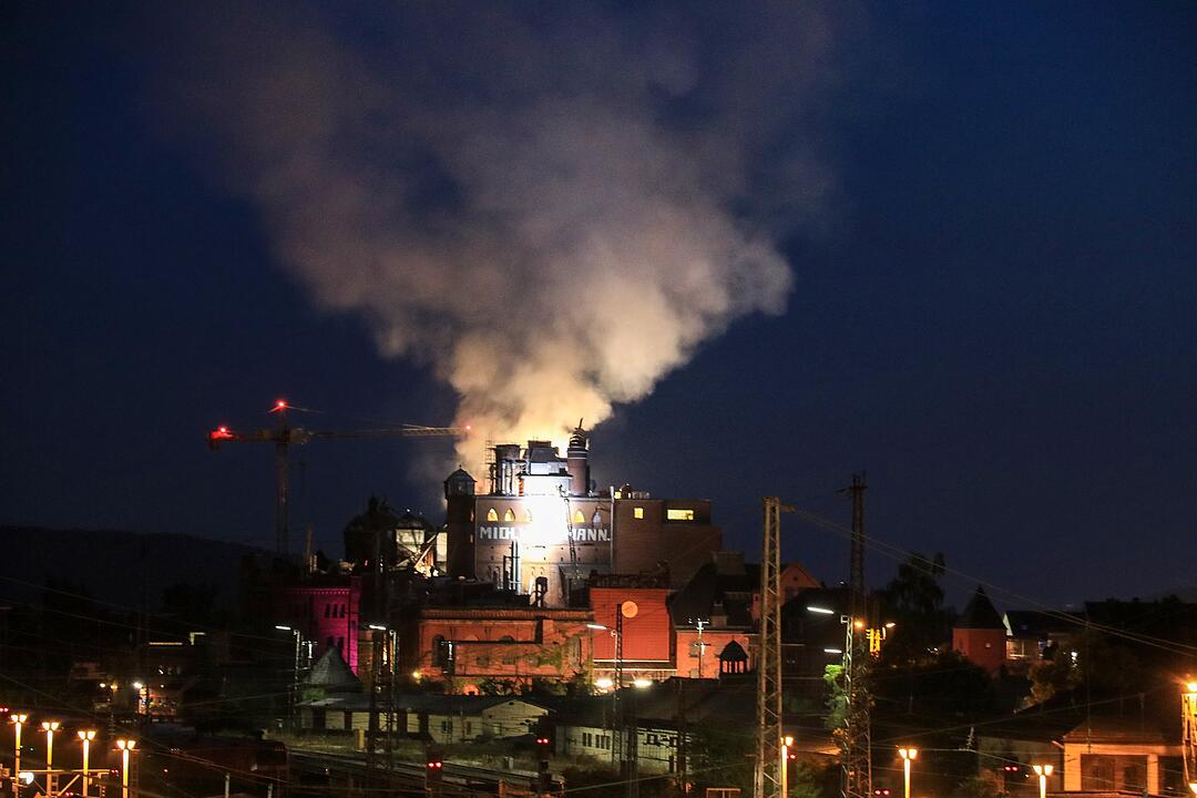 Malzfabrik Weyermann in Bamberg in Flammen: Einsatzkräfte kämpfen stundenlang gegen das Feuer