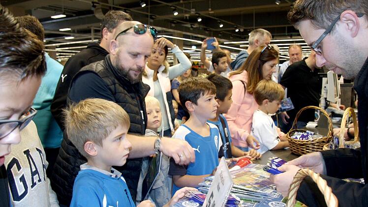 Großer Andrang herrschte beim Verkaufsstart der Sticker im E-Center.