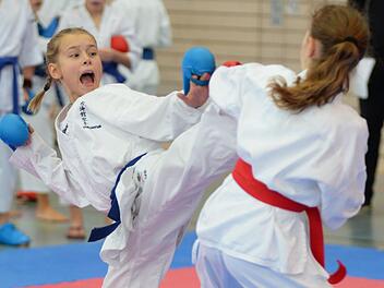 Die Forchheimerin Livia Lowry (li.) mit perfektem Karateschlag "Mawashi Geri" zum Kopf der Gegnerin Nina Lifinzew aus Marktredwitz.  Fotos: privat