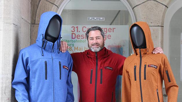 Steffen J. Paul pr&auml;sentiert stolz die Outdoor-Jacken seiner Marke "hedlund", die aus Loden sind. "Die Jacken sind nachhaltig, recyclebar und trotzdem modern", sagt er.  Foto: Cindy D&ouml;tschel