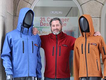 Steffen J. Paul präsentiert stolz die Outdoor-Jacken seiner Marke "hedlund", die aus Loden sind. "Die Jacken sind nachhaltig, recyclebar und trotzdem modern", sagt er.  Foto: Cindy Dötschel