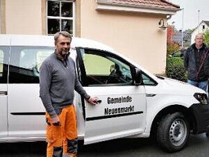 Bauhofvorarbeiter Willi Lauterbach (links) sowie (von rechts) Ralf Seehuber von Motor-Nützel, Bürgermeister Siegfried Decker und Bautechniker Herbert Simon am neuen Auto  Foto: Werner Reißaus