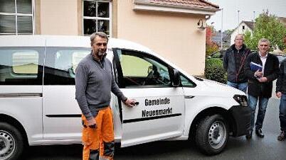 Bauhofvorarbeiter Willi Lauterbach (links) sowie (von rechts) Ralf Seehuber von Motor-Nützel, Bürgermeister Siegfried Decker und Bautechniker Herbert Simon am neuen Auto  Foto: Werner Reißaus