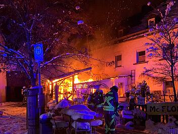 Brand in Weißdorf : Flammen drohten auf angrenzendes Sägewerk überzugreifen