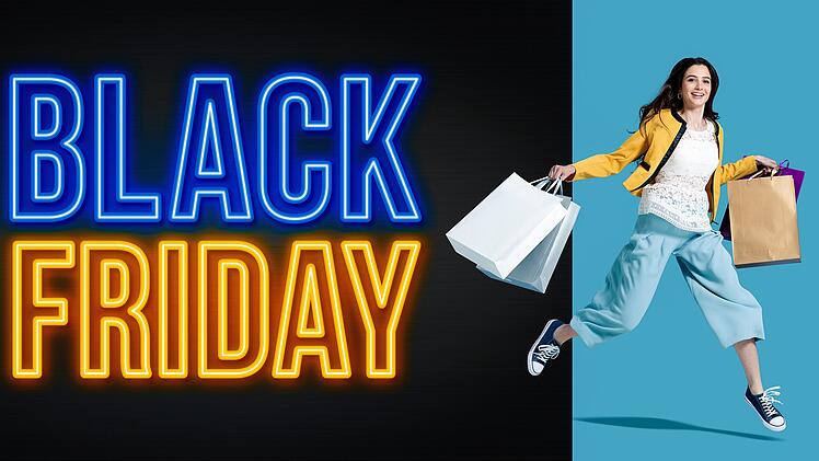 Black friday advertisement with cheerful shopping girl holding lots of bags, sale and offers concept   Heruntergeladen Black friday advertisement with cheerful shopping girl  von stokkete