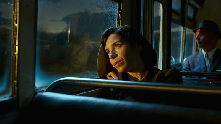 Regisseur Guillermo del Toro pr&auml;sentiert in "Shape of Water - Das Fl&uuml;stern des Wassers" mit Sally Hawkins erneut seine bl&uuml;hende Fantasie.