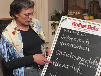 Mia Hochrein, die Tochter von Heini Hochrein,  mit einer Tafel voll Dialektwörter.  Fotos: Björn Hein