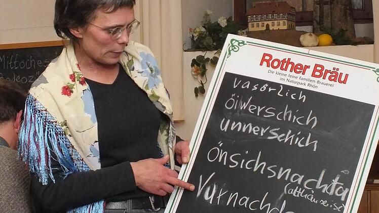 Mia Hochrein, die Tochter von Heini Hochrein,  mit einer Tafel voll Dialektwörter.  Fotos: Björn Hein