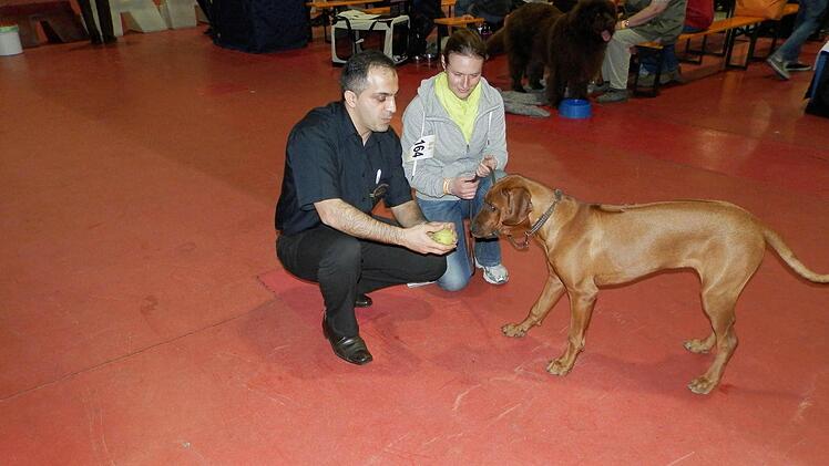 Vorssitzender Alireza Keshani mit Jasmine Missalla und Hund Bangira.
