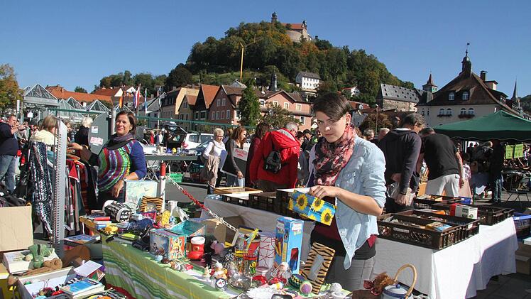 Traumwetter für einen Trödeltag - das fand auch Corinna Wagner, die mit ihrem Stand auf dem Riesen-Flohmarkt auf dem Zentralparkplatz vertreten war und sich wie die anderen Verkäufer über zahlreiche Kunden freute. Fotos: Sonja Adam