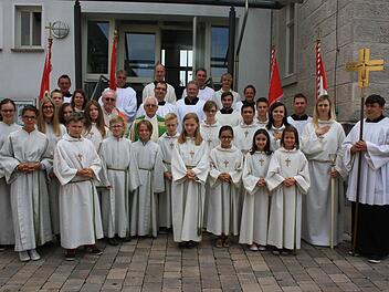 Eine große Ministrantenschar gestaltete den Gottesdienst zum 75. Geburtstag von Pfarrer Thoma mit: unter die heutigen Messdiener mischten sich "ältere Semester" aus den Anfangsjahren des Pfarrers. Foto: Weinbeer