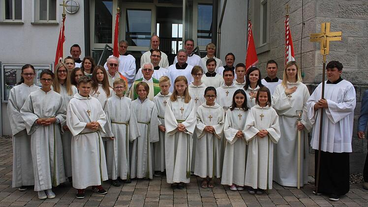 Eine große Ministrantenschar gestaltete den Gottesdienst zum 75. Geburtstag von Pfarrer Thoma mit: unter die heutigen Messdiener mischten sich "ältere Semester" aus den Anfangsjahren des Pfarrers. Foto: Weinbeer