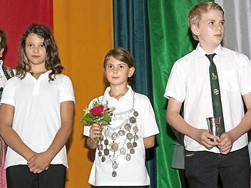 Neue Schützenkönigin der Jugend ist Loren Jäkel (Mitte). Rechts neben ihr der 1. Ritter Alexander Leive. Links steht die Viertplatzierte Leonie Jäkel in Vertretung des verhinderten 2. Ritters Tobias Hetz.