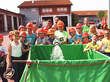 Hier befüllen die Jugendlichen einen flexiblen Wasserbehälter, in den sie anschließend zur Abkühlung stiegen.  Foto: Alfred Thieret