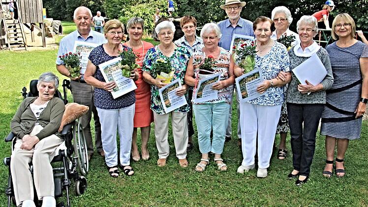 Seit 40 bzw. 50 Jahren sind sie Mitglieder beim Obst- und Gartenbauverein Unterpreppach. Das Foto zeigt von links: Hildegard und Norbert Oppelt, Rita Welsch, Vorsitzende Irmgard Hau, Siglinde Limpert, Helene Korn, Lydia Hofmann (bereits 50 Jahredabei), Eberhard Ponader, Brigitta Borzel, Gerlind Ebert, Erika Schober und Zweite Vorsitzende Gisela Gütlein.  Fotos: Helmut Will
