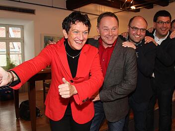 Landtagsvizepräsidentin und Kulmbacher SPD-Kreisvorsitzende Inge Aures (links) macht die Wahlkampflokomotive für Thomas Bauske (Zweiter von links) und die SPD-Führung aus dem Wahlkreis 240 unterstützt den Oberstudienrat - von rechts: der SPD-Unterbezirksvorsitzende Kulmbach-Lichtenfels, Simon Moritz, der Lichtenfelser SPD-Kreisvorsitzende Sebastian Müller und der SPD-Unterbezirksvorsitzende Bamberg-Forcheim, Bürgermeister Jonas Merzbacher aus Gundelsheim. Foto: Sonny Adam