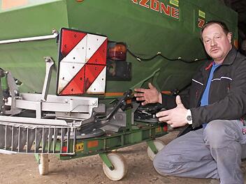 Startklar: Der Landwirt Klaus Hofmann aus Eschenbach (Stadt Eltmann) fährt momentan mit der Düngemaschine auf die Felder.  Foto: Friederike Stark