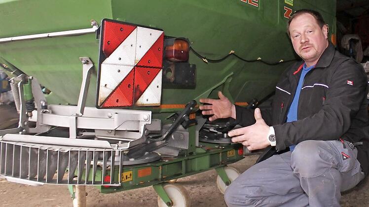 Startklar: Der Landwirt Klaus Hofmann aus Eschenbach (Stadt Eltmann) fährt momentan mit der Düngemaschine auf die Felder.  Foto: Friederike Stark