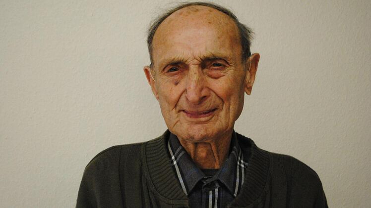 Unvorstellbare 70 Jahre lang hielt Konrad Breitenbach (91) dem Feuerwehrverein Riedenberg die Treue. Foto: Evelyn Schneider