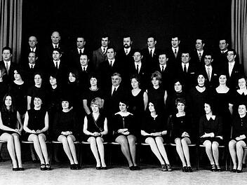 Ein Bild aus glücklichen Tagen: Zum fünfzigjährigen Bestehen der Chorgemeinschaft 1971 stellten sich die Sängerinnen und Sänger in der Hausener Mehrzweckhalle zum Erinnerungsfoto.  Repro: Bernd Czelustek.