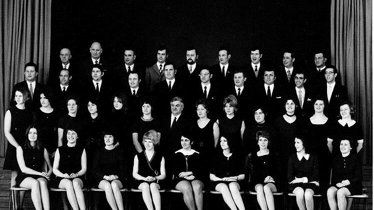 Ein Bild aus glücklichen Tagen: Zum fünfzigjährigen Bestehen der Chorgemeinschaft 1971 stellten sich die Sängerinnen und Sänger in der Hausener Mehrzweckhalle zum Erinnerungsfoto.  Repro: Bernd Czelustek.