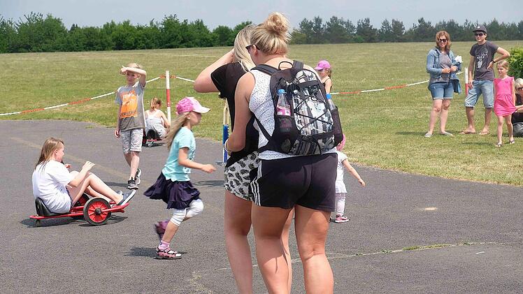 Die Kinder und Jugendlichen vergnügten sich an diversen Spielgeräten. Foto: Gerd Schaar