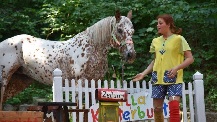Pippi Langstrumpf (Frida Pötsch) zieht in die Villa Kunterbunt ein. Foto: Gabi Arnold