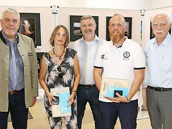Die Preisträger der 14. Stadt- Kreismeisterschaften bei der Eröffnung der Ausstellung auf dem Coburger Vogelschießen (von links): OB Norbert Tessmer, Jutta Rückert, Landrat Michael Busch, Heiko Probst und Klaus Wöhner.  Foto: Wolfgang Desombre