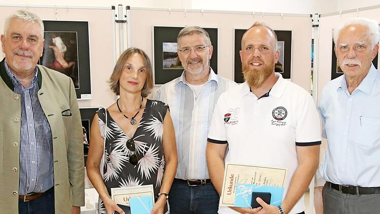 Die Preisträger der 14. Stadt- Kreismeisterschaften bei der Eröffnung der Ausstellung auf dem Coburger Vogelschießen (von links): OB Norbert Tessmer, Jutta Rückert, Landrat Michael Busch, Heiko Probst und Klaus Wöhner.  Foto: Wolfgang Desombre