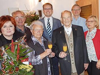 Das Jubelpaar Lotte und Fritz Baumeister (vorne) mit Sohn Bruno (Zweiter von links) und Schwiegertochter Dorle (rechts).Es gratulierten stellvertretende Landrätin Christina Flauder, Bürgermeister Ralf Hartnack und Pfarrer Jürgen Singer (von links). Foto: Horst Wunner