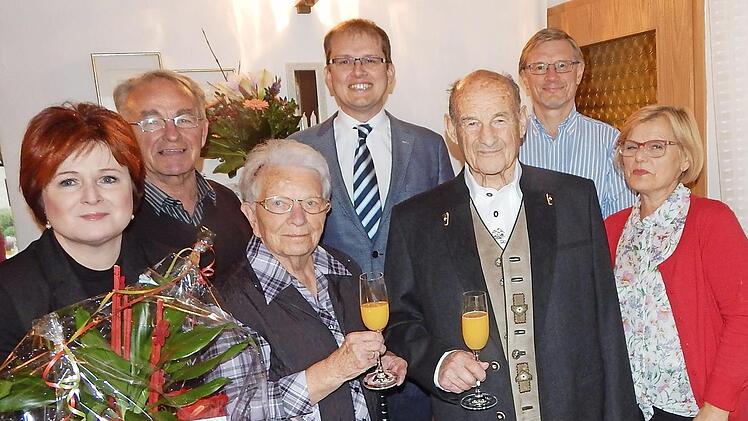 Das Jubelpaar Lotte und Fritz Baumeister (vorne) mit Sohn Bruno (Zweiter von links) und Schwiegertochter Dorle (rechts).Es gratulierten stellvertretende Landrätin Christina Flauder, Bürgermeister Ralf Hartnack und Pfarrer Jürgen Singer (von links). Foto: Horst Wunner