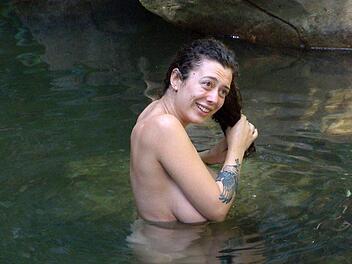 Auch im Dschungel zeigt sich Sex-Expertin Leila Lowfire gerne nackt: Im Tümpel badet sie und zeigt dabei alles was sie hat - und das nach vier Minuten "Ich bin ein Star - Holt mich hier raus!". (jgö)
