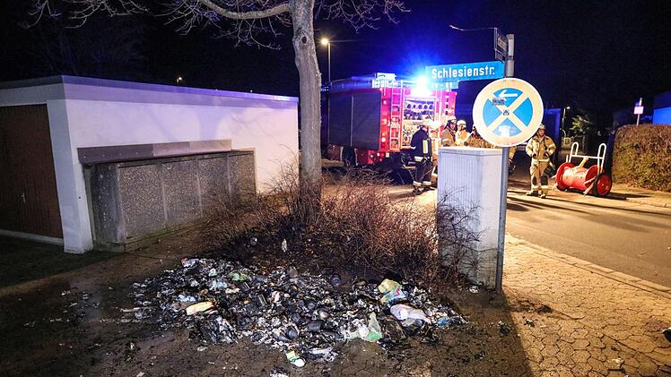 Wieder Feuer in Memmelsdorf (Landkreis Bamberg). In der Schlesienstraße haben am Mittwochabend Müllsäcke gebrannt. Foto: News5/Merzbach