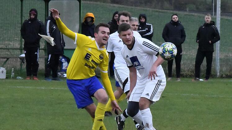 Wohin das Leder im Großgemeinde-Derby wohl fliegen wird - das fragen sich in dieser Szene Frank Schmitt von der SG Oerlenbach/Ebenhausen (links) und Julian Göller vom FC Rottershausen. Foto: Hopf