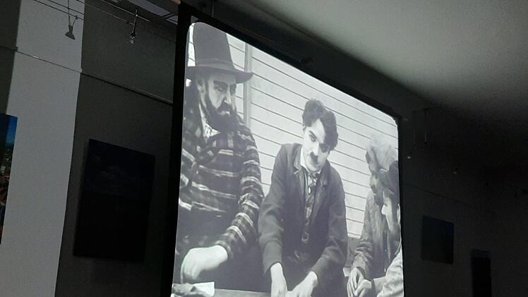 So kennt man Charlie Chaplin (Mitte): Tollpatschig und verzweifelt. Er gilt als Vorreiter des modernen Films.  Corinna Tübel