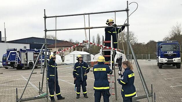 Das Technische Hilfswerk Erlangen (THW) baut die Infrastruktur der Teststation auf.  Fotos: Michael Busch
