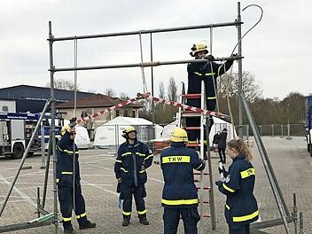 Das Technische Hilfswerk Erlangen (THW) baut die Infrastruktur der Teststation auf.  Fotos: Michael Busch
