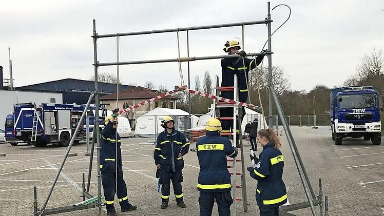 Das Technische Hilfswerk Erlangen (THW) baut die Infrastruktur der Teststation auf.  Fotos: Michael Busch